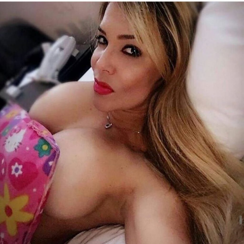Camgirl mit fetten titten vor der Web Sexcam